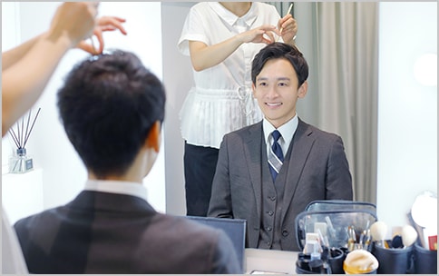 転職証明写真ヘアメイクパック 男性のヘアメイクの様子