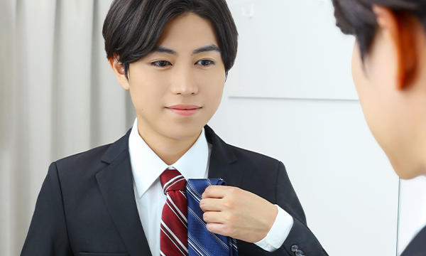 ドレッサールームでネクタイの確認