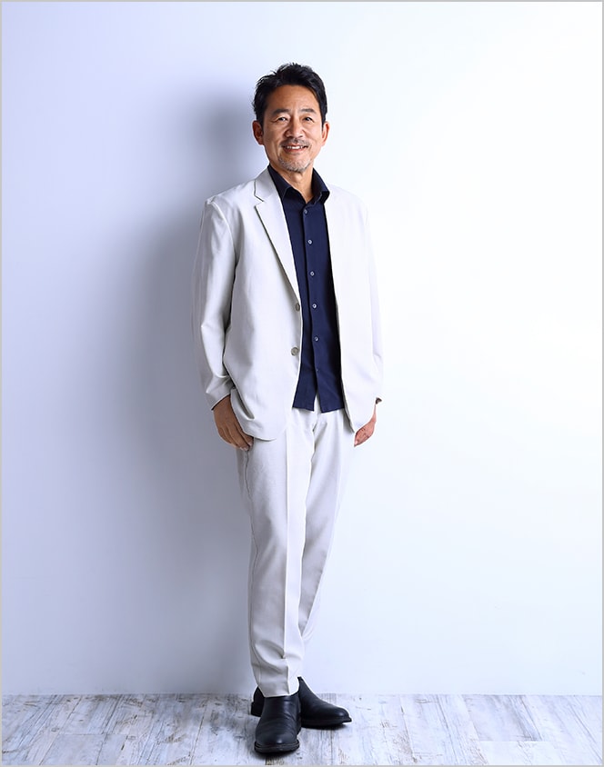 シニアフォトスタンダードパックの撮影例：スーツ姿の男性の全身写真