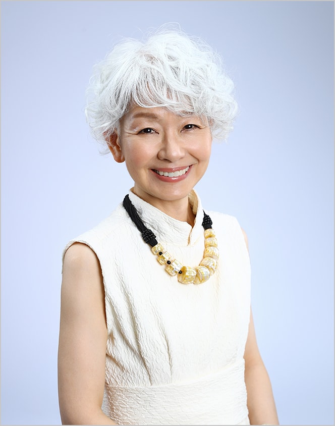 シニアフォトスタンダードパック（ヘア＆ポイントメイク付）の撮影例：明るい表情の女性のバストアップ写真