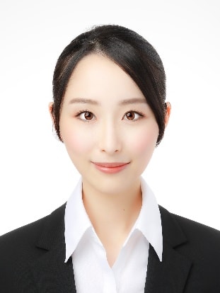 ■悪印象な証明写真の例 細すぎる輪郭加工が目立つ