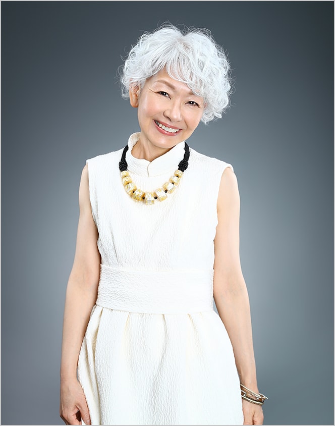 シニアフォトスタンダードパック（ヘア＆ポイントメイク付）の撮影例：白髪が美しい女性の笑顔のポートレート