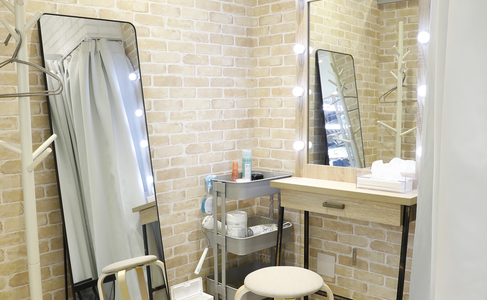 プロの撮影機材が整ったスタジオと充実したドレッサールームを併設