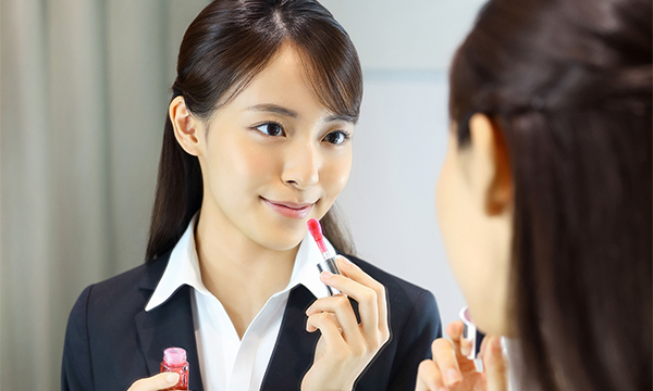 メイクルームでメイク直し
