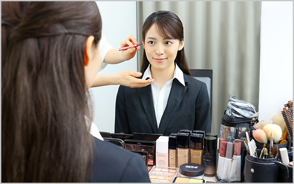 就活証明写真ヘアメイクパック メイクの様子