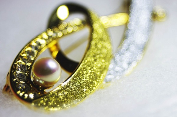 パール付きブローチ