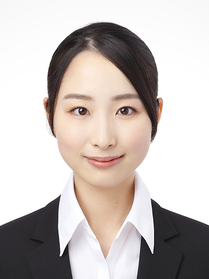 口角があがった優しい表情の証明写真