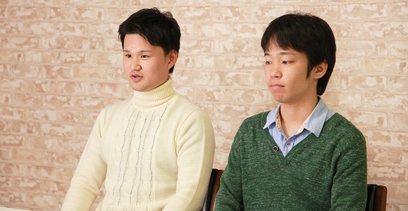 どのような就活だったか真剣に答えていただいた及川さん(左側)