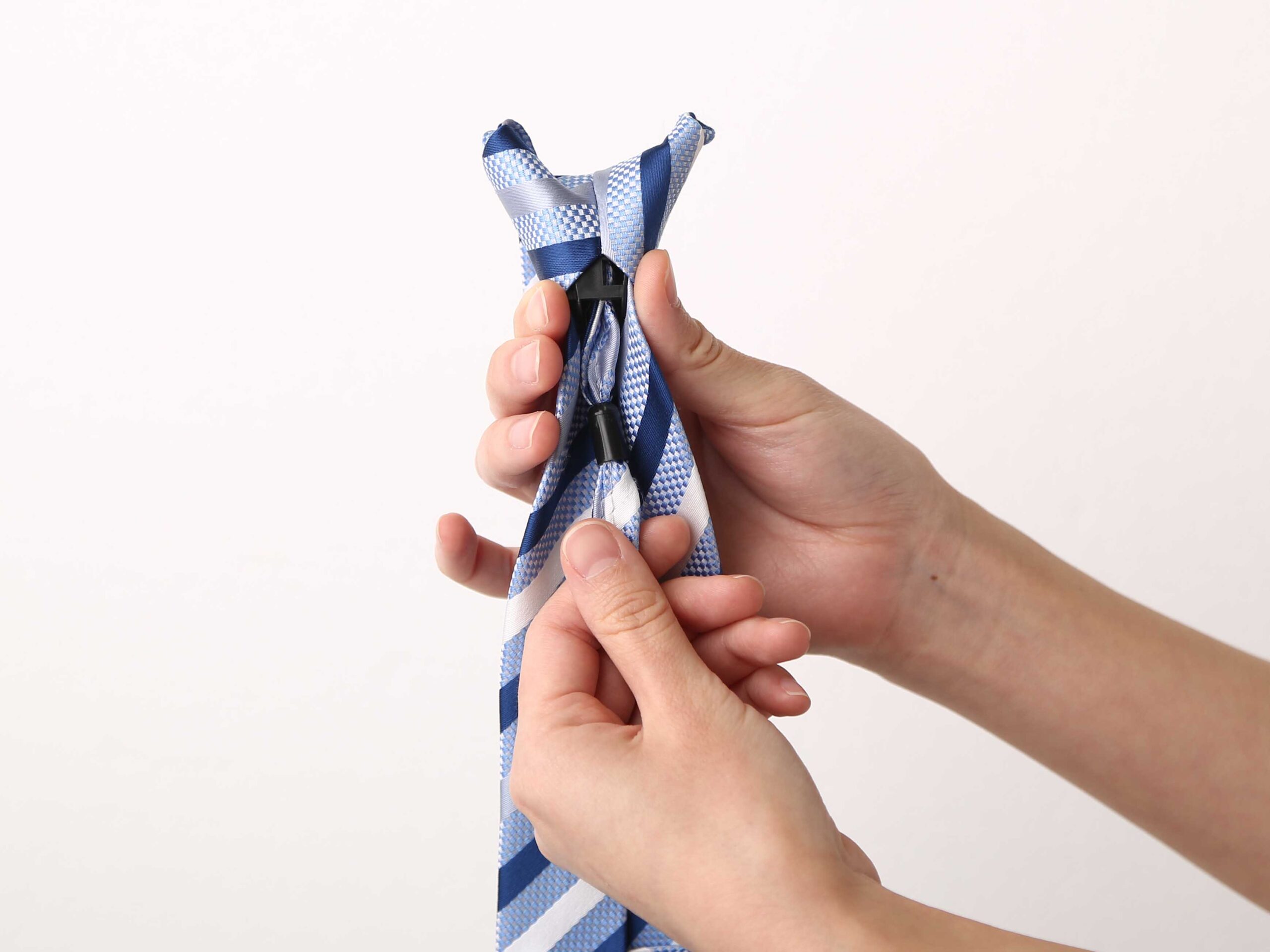 ワンタッチネクタイの扱い方写真/ネクタイ裏面