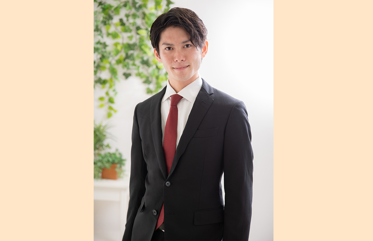 サンプル写真/緑を背景に微笑む男性