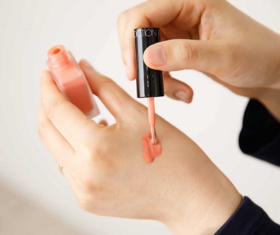 リキッドチークは手に出しながら量を調整してつける