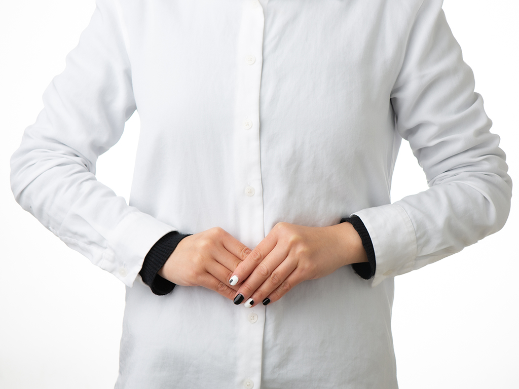 お腹の前で手を組んだポーズ（女性）