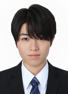 前髪が目にかかっている男性の証明写真