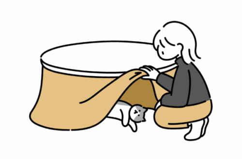 こたつで湯たんぽ化した猫をのぞく女