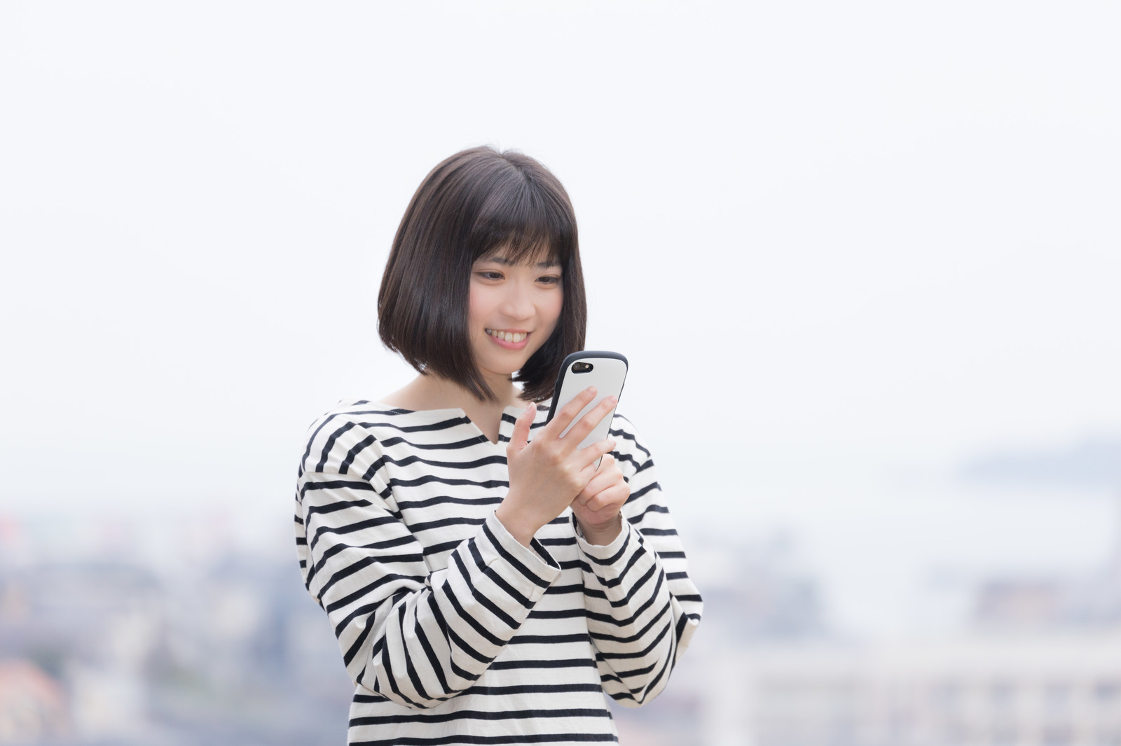 スマホで調べる女性
