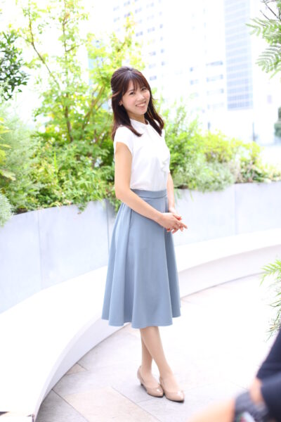 清潔感がある服装の婚活女性