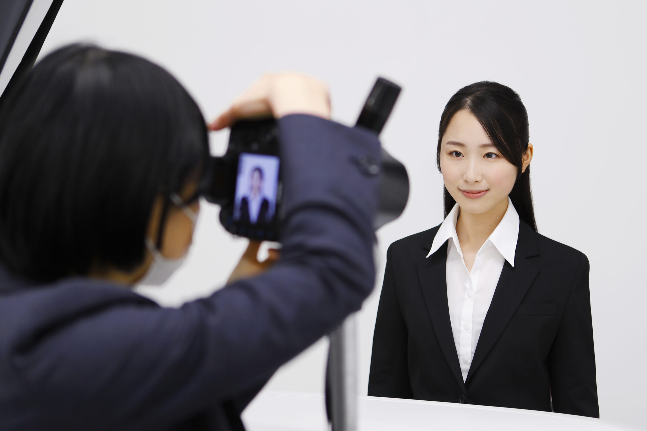 就活証明写真で姿勢を正す女性