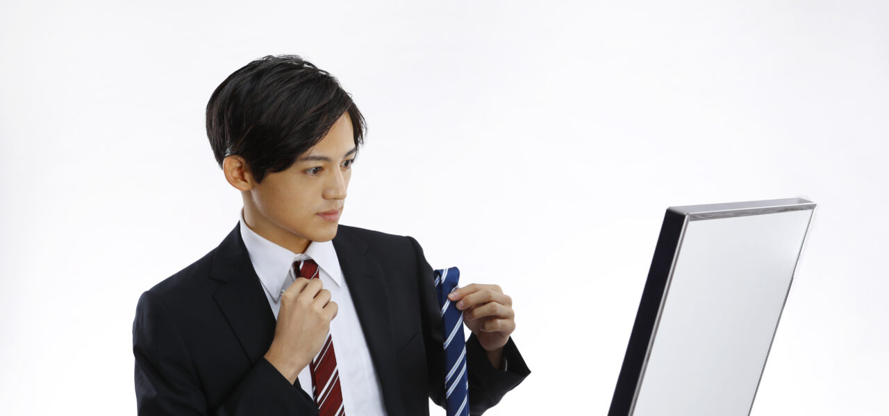 ネクタイを選ぶ就活男子