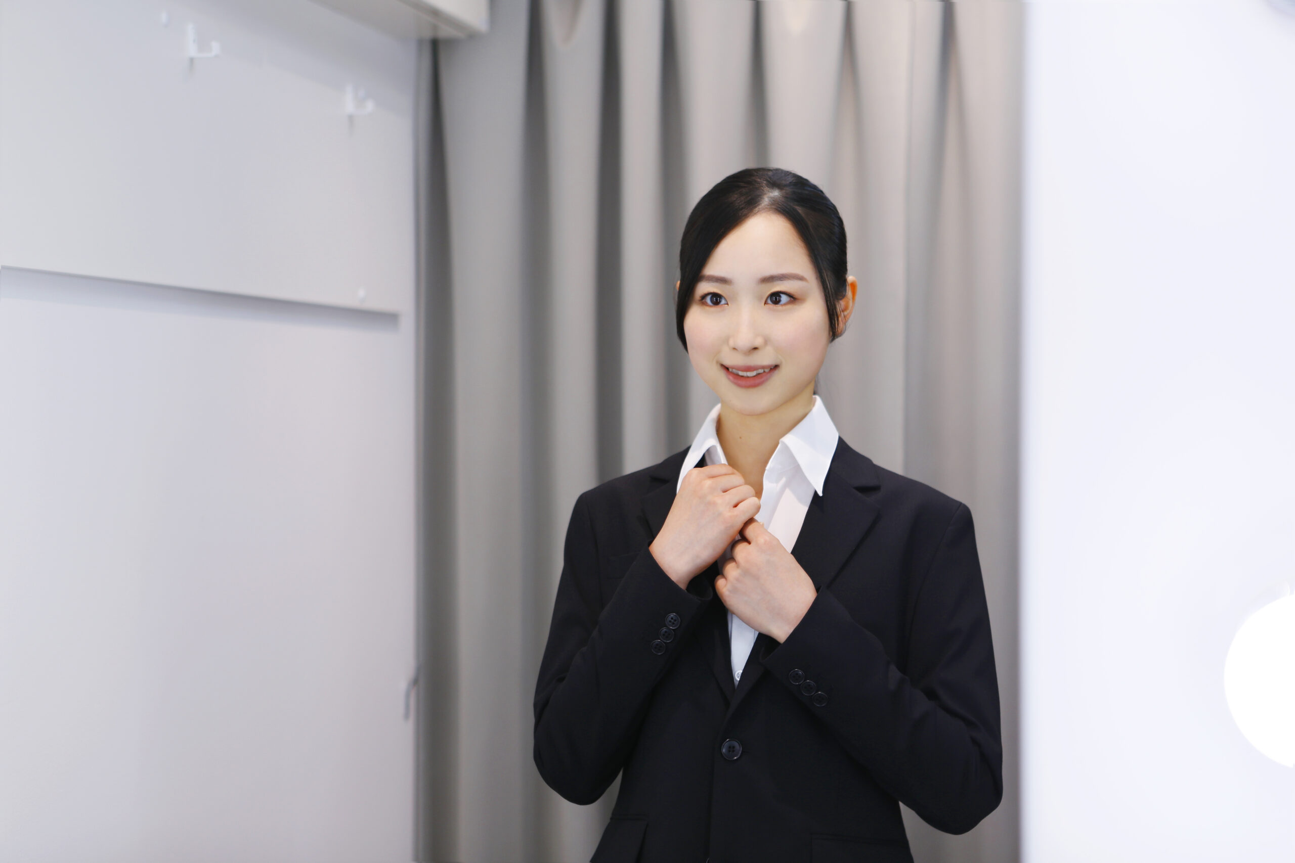 就活写真を撮影する前に準備をする女性