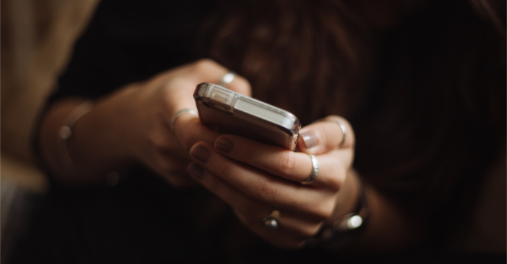 連絡を待つ女性