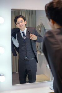 転職にふさわしいスーツを着用する男性