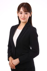 転職にふさわしいスーツを着用した女性