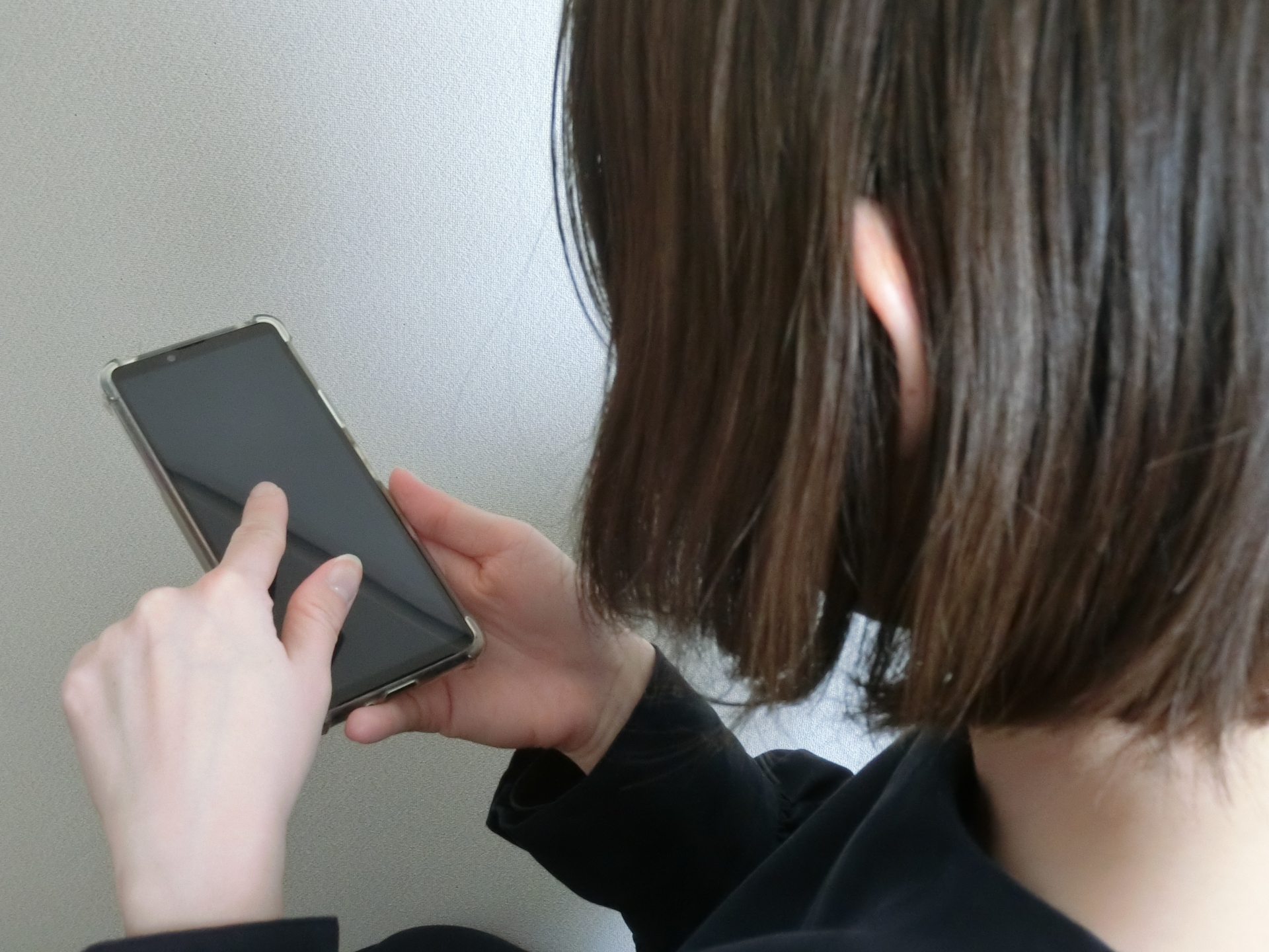 マッチングアプリを利用する女性