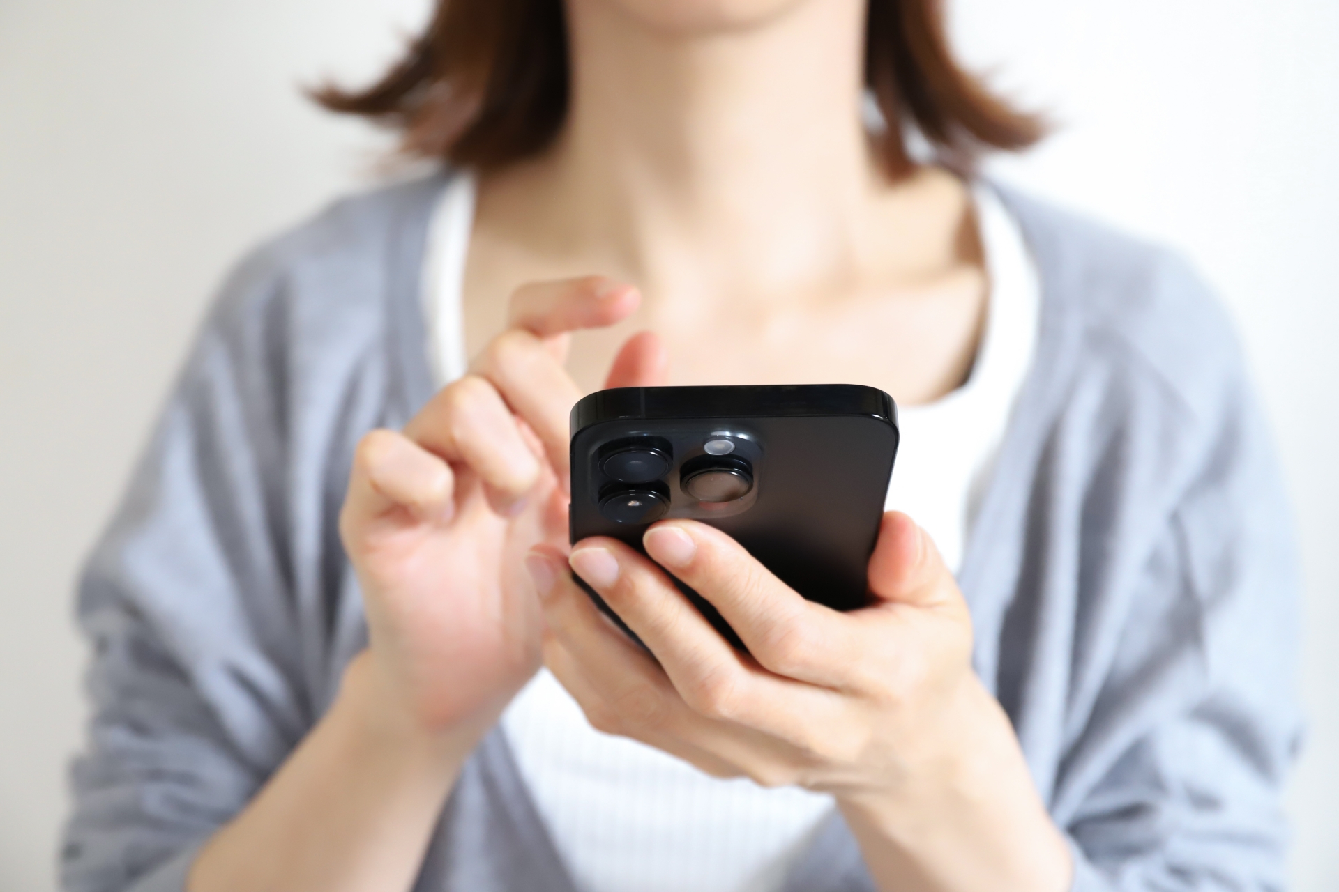 マッチングアプリで相手のプロフィールをしっかり読む50代の女性