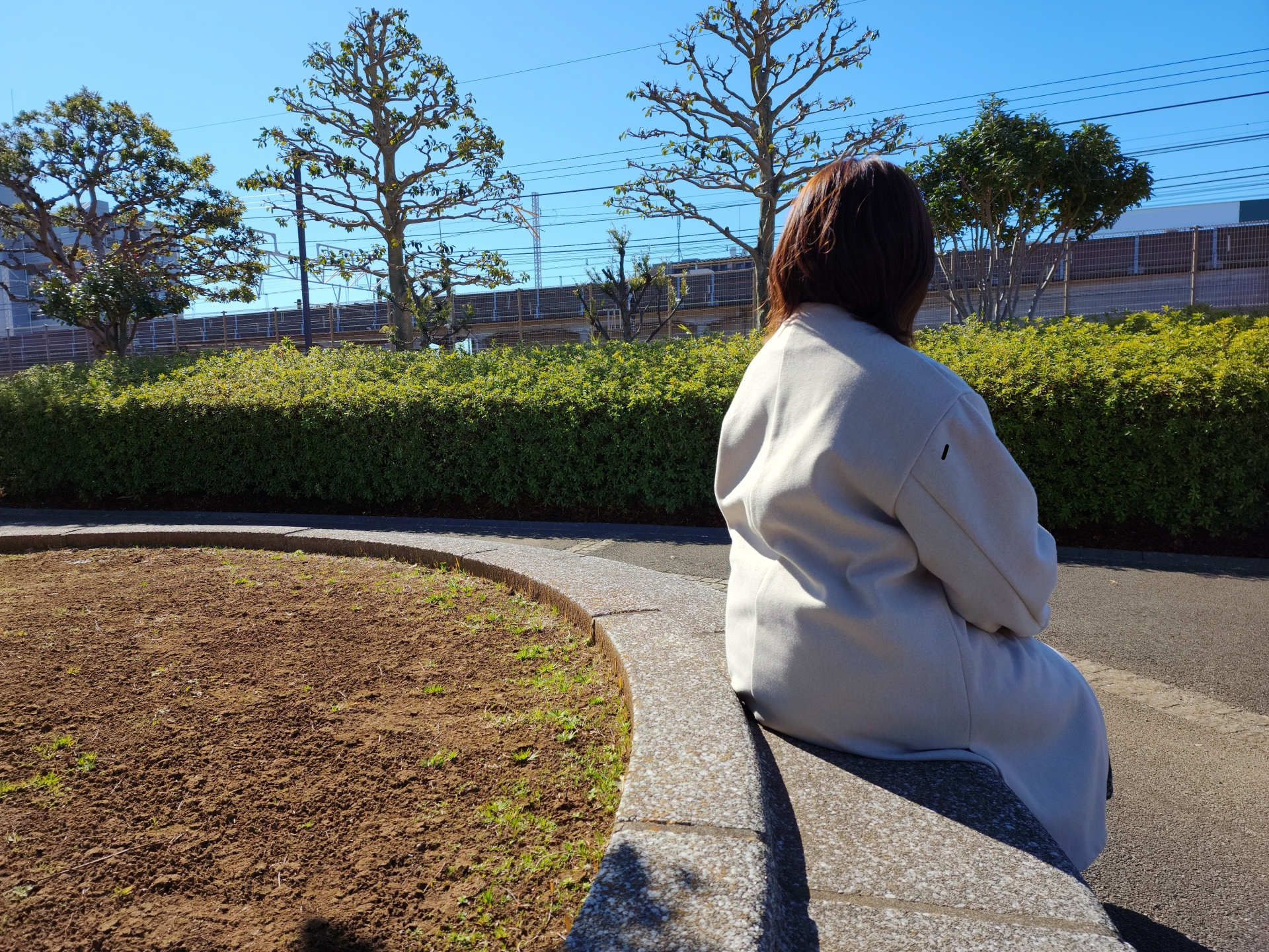 アプリで出会った人と待ち合わせをする女性