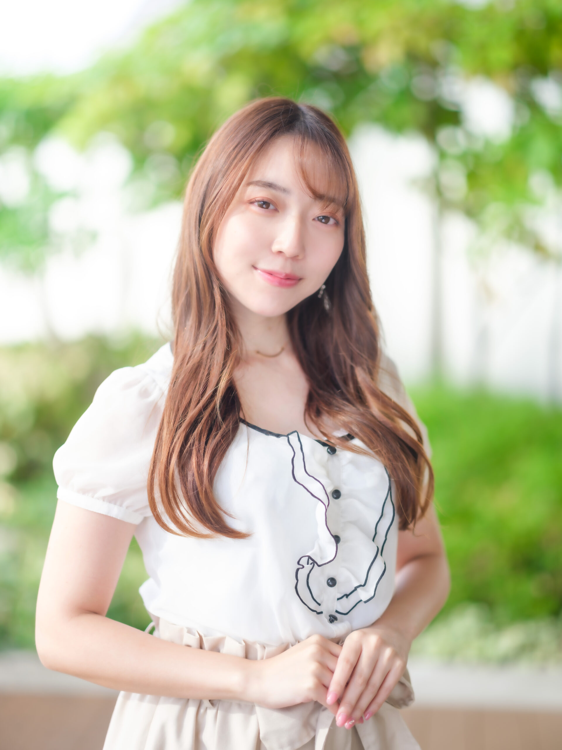 屋外撮影で自然な表情の婚活写真・お見合い写真