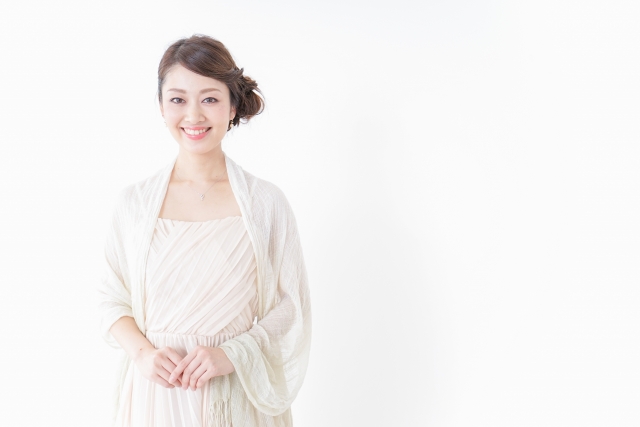 笑顔で立つ女性