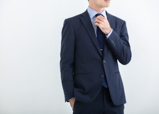 スーツを着た男性