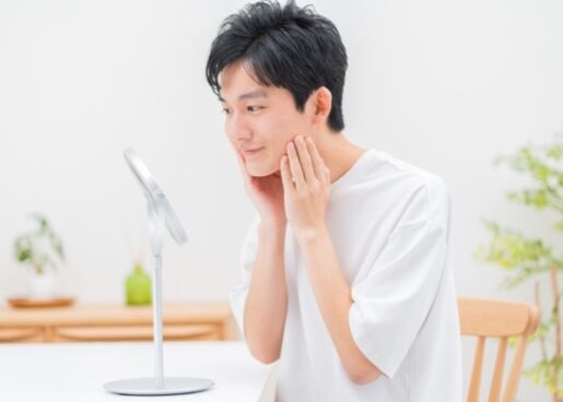 スキンケアに気を遣う男性