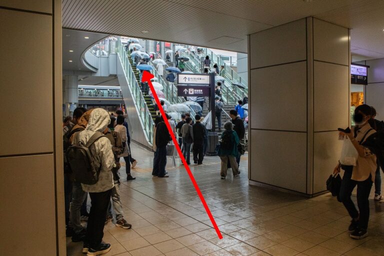 【阪急電車】の案内に沿って、エスカレーターまたは階段で上がります。