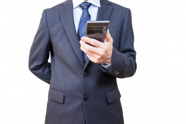 スマホを持ったビジネスマン