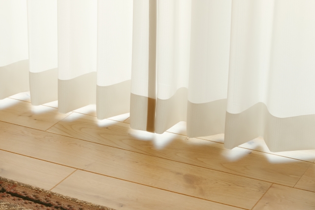 自然光が入る部屋のカーテン
