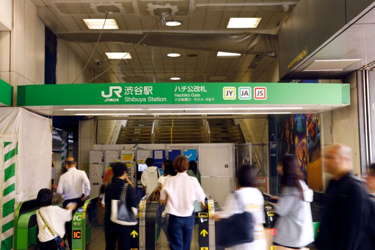JR 渋谷駅ハチ公口を出ます