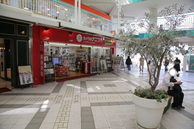 赤いお店がスタジオ728千里中央店です