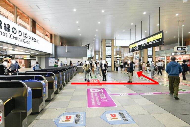JR天王寺駅中央改札を出て左折します