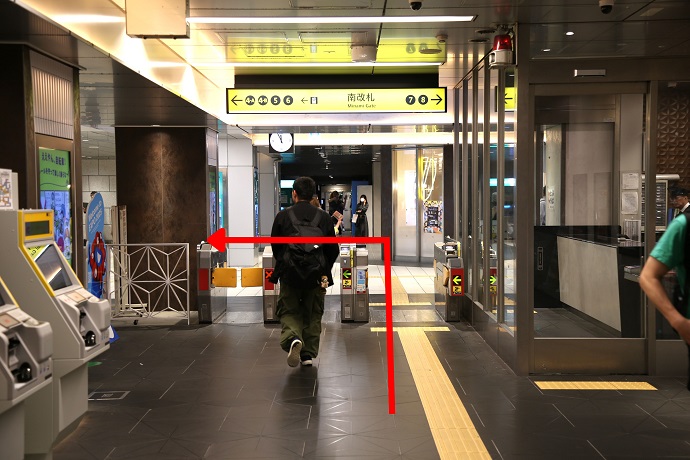 大阪メトロ 御堂筋線 心斎橋駅 CまたはD乗降階段エスカレーターで南北改札から出ます