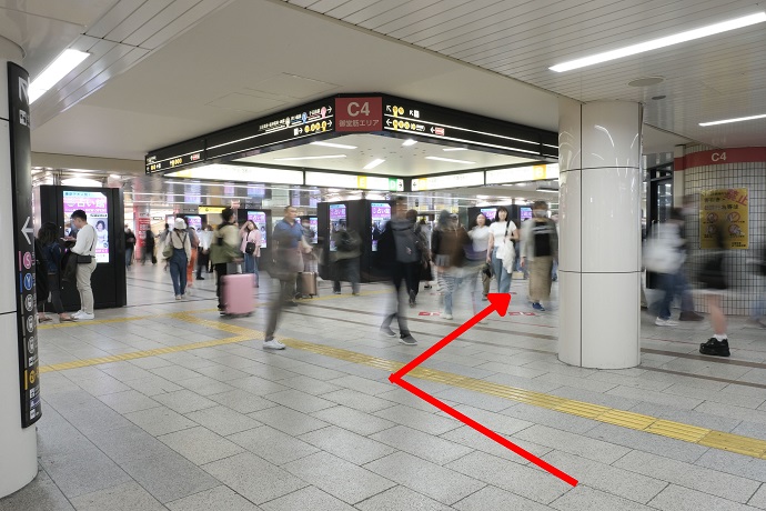 【大阪メトロ案内カウンター】を右折します
