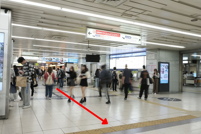 【近鉄難波駅 東改札】を出て、真っすぐ進みます