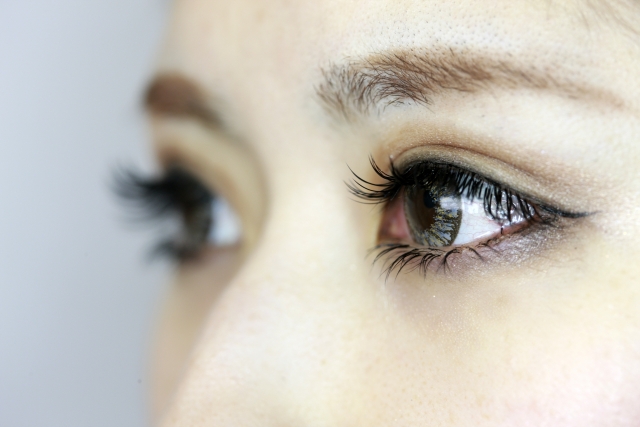 派手すぎるカラコンは就活には不利