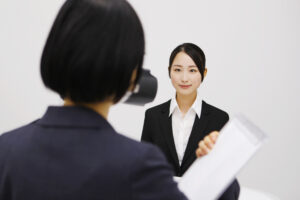 白の背景紙の前で撮影