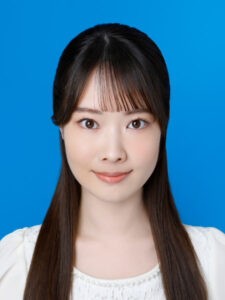 無地のトップスを着用した証明写真