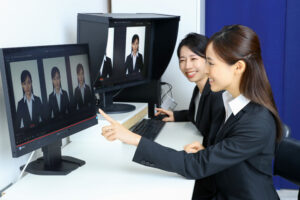 撮影した写真を選ぶ様子