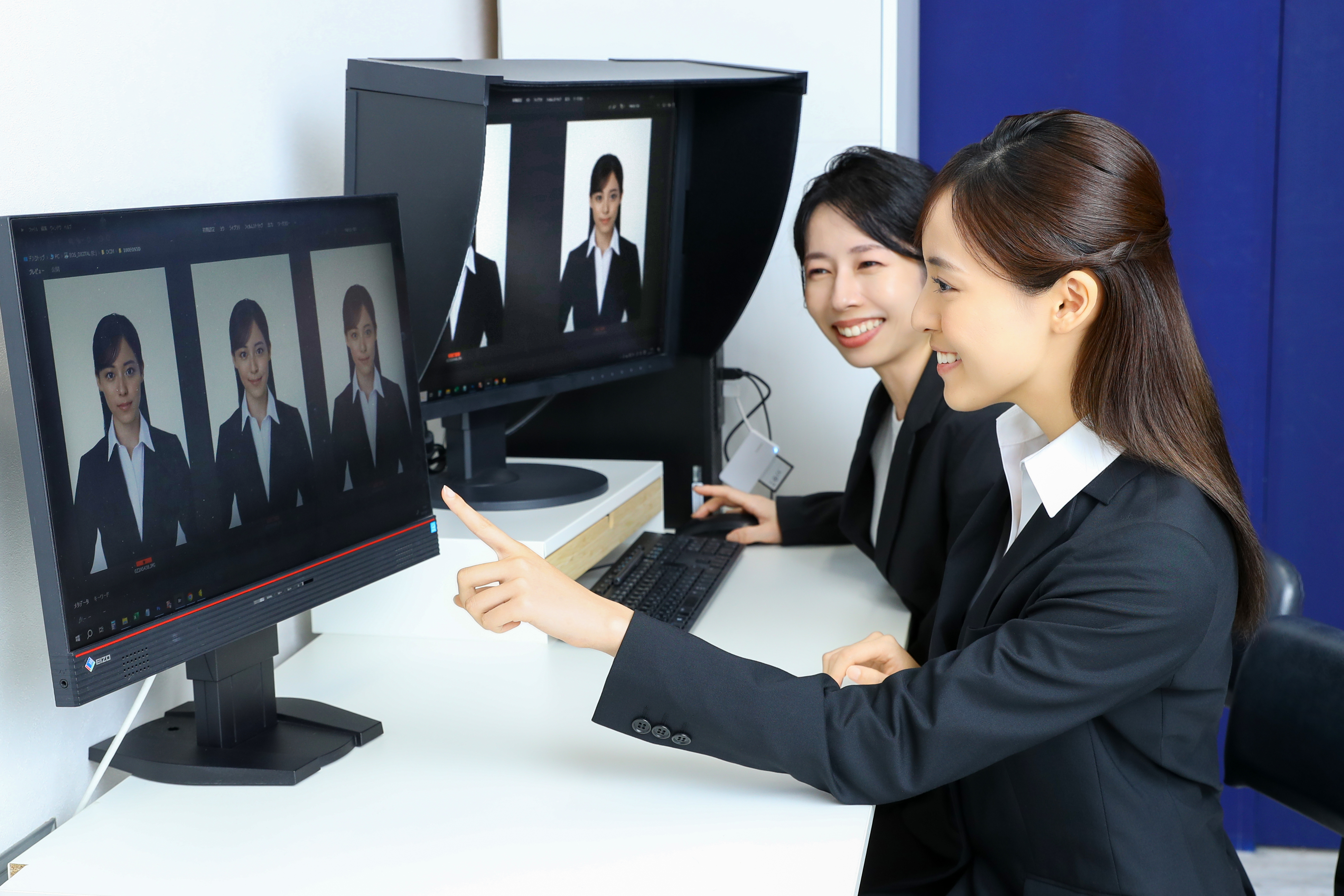 撮影した写真を選ぶ様子