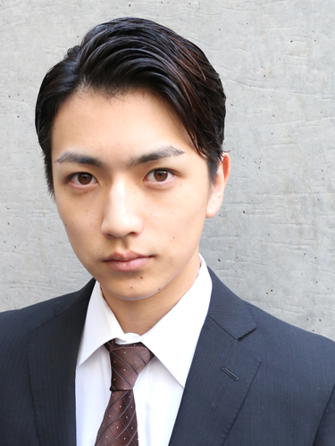 明るい印象のおでこ出しヘアの男性