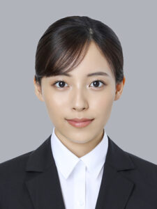 グレー背景の証明写真