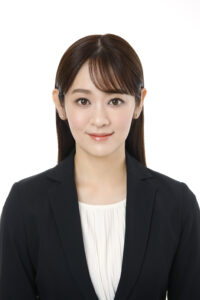 正面を向いて座る証明写真